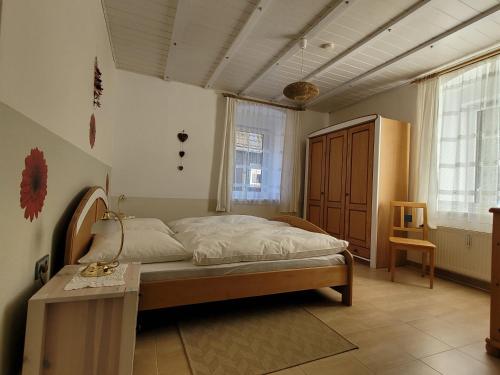 ein Schlafzimmer mit einem Bett und einem Tisch darin in der Unterkunft Parkvilla Mallnitz in Mallnitz