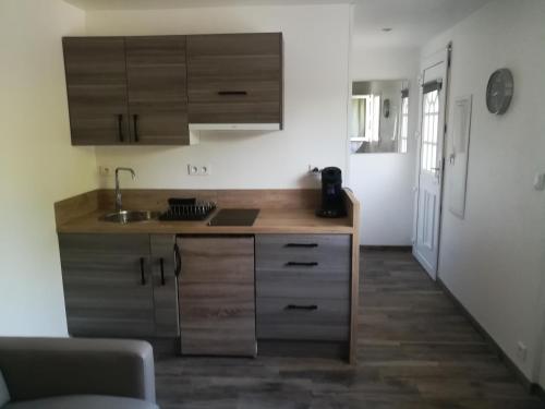 Η κουζίνα ή μικρή κουζίνα στο studio d'hôtes climatisé