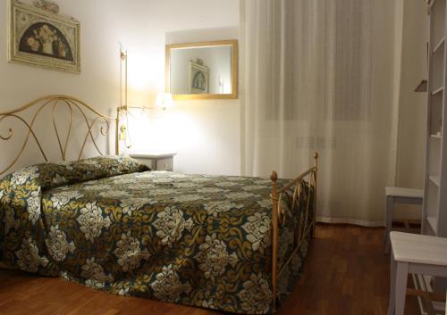 Appartamento blu centro storico في بولونيا: غرفة نوم فيها سرير ومرآة