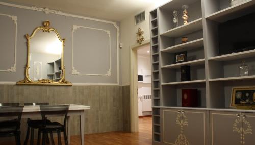 Appartamento blu centro storico في بولونيا: غرفة طعام مع طاولة ومرآة