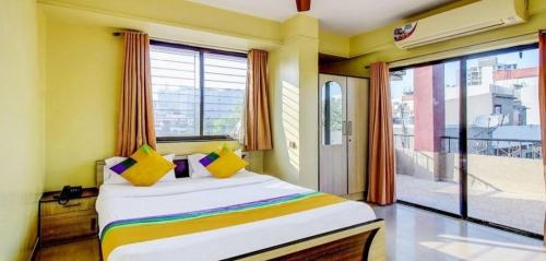 Postel nebo postele na pokoji v ubytování Coronet Luxurious Apartment