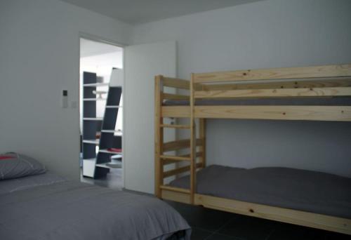 um quarto com um beliche e uma escada em Appart dans maison 2 km de la plage em Villeneuve-Loubet