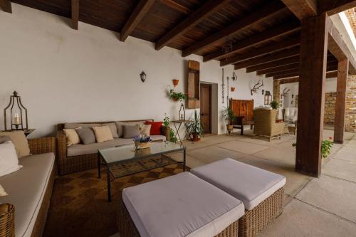 ein Wohnzimmer mit einem Sofa und einem Tisch in der Unterkunft Cortijo Sancardo in Lújar