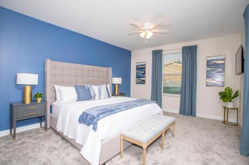 En eller flere senger på et rom på Gorgeous 5 Bd Single Family Close to Disney @ Storey Lake Resort 2734
