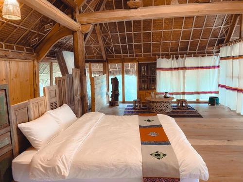 a bedroom with a large bed in a room at Riz d'Or Ermitage - Hoang Su Phi in Hoàng Su Phì