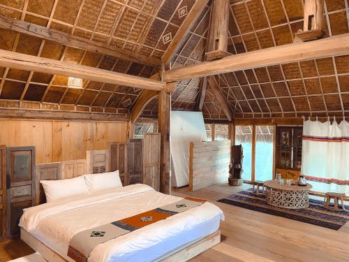 מיטה או מיטות בחדר ב-Riz d'Or Ermitage - Hoang Su Phi
