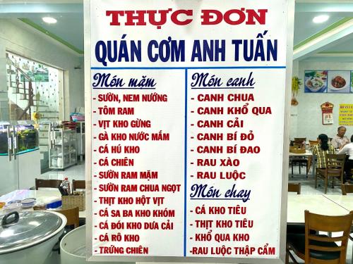 una señal para un menú en un restaurante en Khách sạn Anh Tuấn, en Bạc Liêu