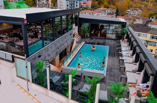 una vista aérea de una piscina en un edificio en Black Bird Thermal Hotel & SPA en Gokcedere