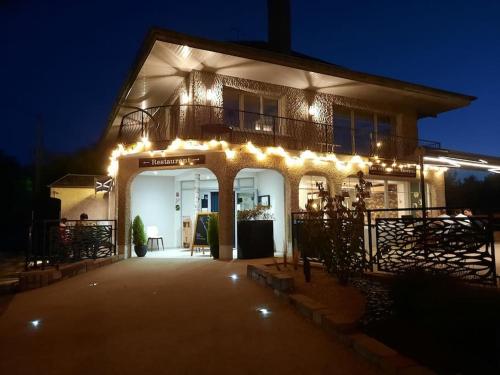 - un bâtiment avec des lumières à l'avant de celui-ci la nuit dans l'établissement Superbe appartement climatisé au centre ville 777, à Brazey-en-Plaine