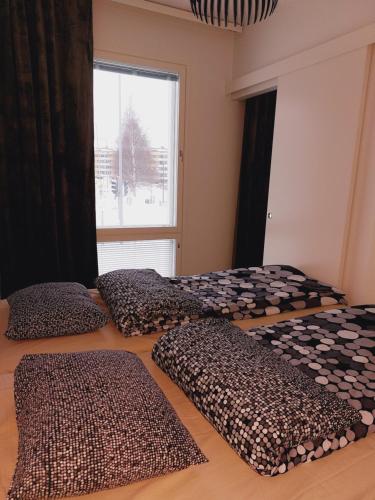 4 Betten in einem Zimmer mit Gepard-Kissen auf dem Boden in der Unterkunft Snow Queen's residence in Rovaniemi