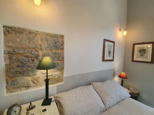 um quarto com uma cama e uma parede de pedra em Casa del Golfo em Riccò del Golfo di Spezia