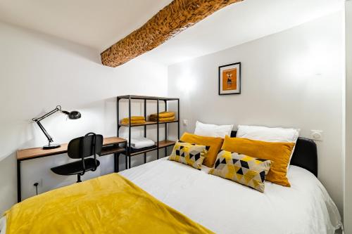 a bedroom with a bed with yellow pillows and a desk at ROCHE : 3 Chambres,6 personnes, bien équipé, déco+ in Toulon