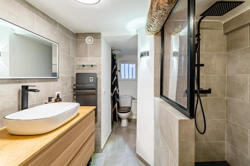 uma casa de banho com uma banheira branca e um lavatório. em ROCHE : 3 Chambres,6 personnes, bien équipé, déco+ em Toulon