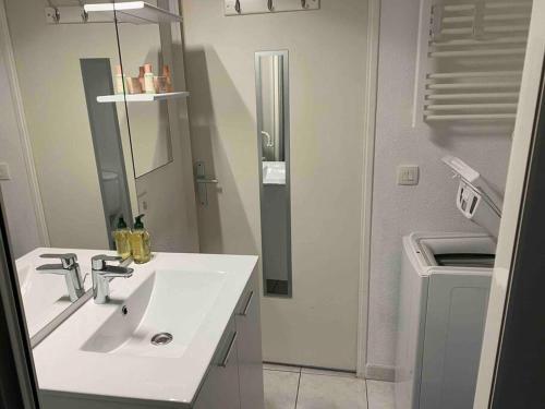 Vannituba majutusasutuses Studio dans résidence piscine 500m de la plage 2**