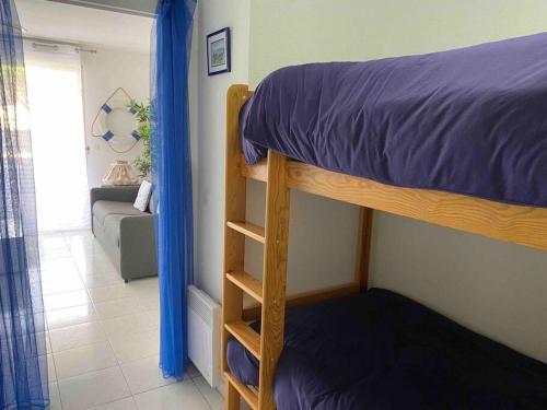 Voodi või voodid majutusasutuse Studio dans résidence piscine 500m de la plage 2** toas