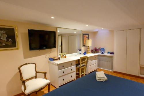 W łazience znajduje się biurko, krzesło i lustro. w obiekcie Apartment Roma Deluxe w Rzymie