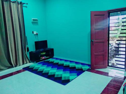 um quarto com um quarto azul com uma porta em Sobey Laris Homestay KAYDEE em Pasir Mas