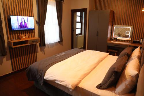 Televisyen dan/atau pusat hiburan di İstasyon Otel