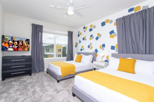 מיטה או מיטות בחדר ב-Stunning 5 Bd w/ Pool Close to Disney @ Storey Lake 2767