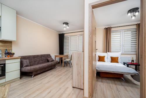 salon z łóżkiem i kanapą w obiekcie Apartments 24h w Warszawie