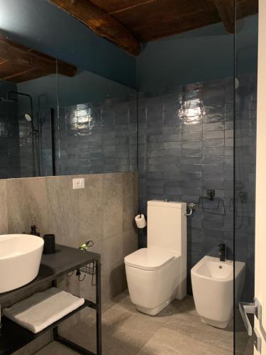 Et badeværelse på -Ortaflats- Appartamenti Imbarcadero & Palazzotto