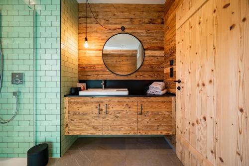 a bathroom with a sink and a mirror at Stillinghof in Saalfelden am Steinernen Meer