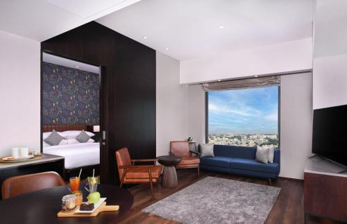 ヴァドーダラーにあるFairfield by Marriott Vadodaraのキングベッド1台が備わる眺めの良い客室です。