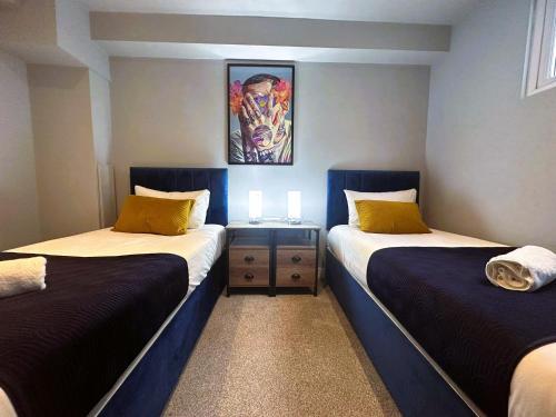 Una cama o camas en una habitación de Funky Holiday Accommodation Central Brighton Sleep 16 Guests