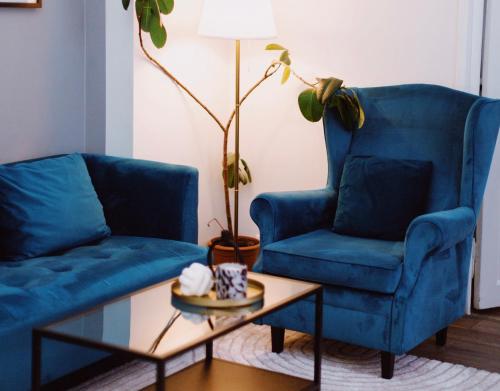 - un salon avec deux chaises bleues et une table basse dans l'établissement Charming apartment in Tallinn old town!, à Tallinn