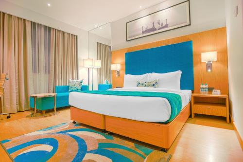 MohaliBest Western Plus Chandigarh Mohali的卧室里有一张带蓝色床头板的大床