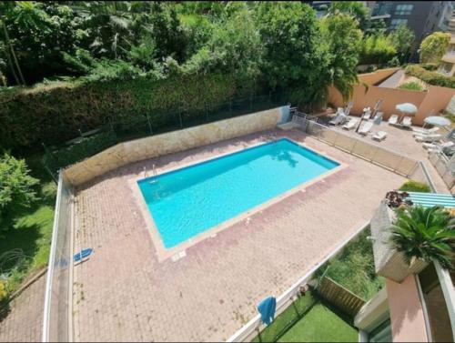an overhead view of a swimming pool in a backyard at Appartement T2 en bord de mer in Roquebrune-Cap-Martin