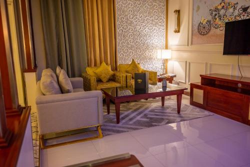 Μια τηλεόραση ή/και κέντρο ψυχαγωγίας στο Meral Crown Hotel