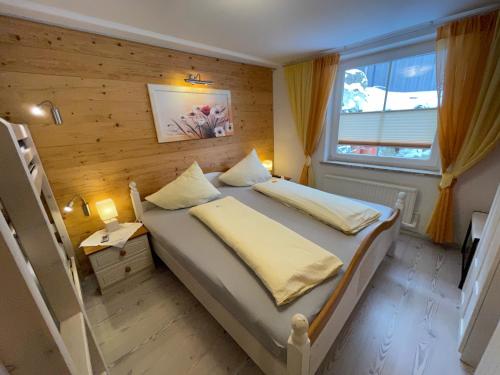 Un dormitorio con una cama grande y una ventana en Appartement Holiday, en Maishofen