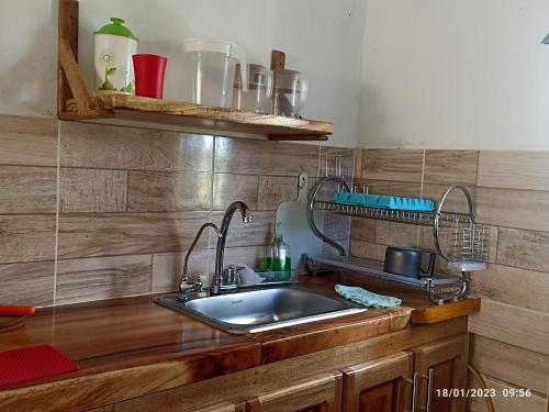 eine Küchenspüle mit zwei Wasserhähnen auf einer Holztheke in der Unterkunft El ensueño in San Bernardo del Viento