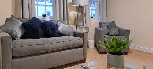 ein Wohnzimmer mit einem Sofa und einem Stuhl in der Unterkunft Upper Tooting Road in London