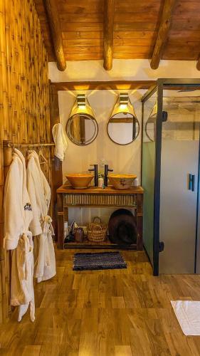 a kitchen with a woodburning stove in a room at Chalé Arara super Luxo in Cunha