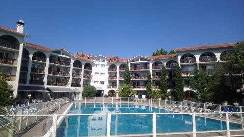 vista para o pátio de um hotel com piscina em Hotel Résidence Anglet Biarritz-Parme em Anglet