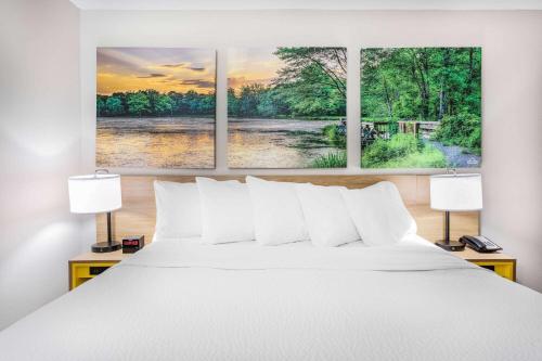 Voodi või voodid majutusasutuse Days Inn by Wyndham N Orlando/Casselberry toas