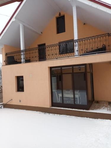 a balcony of a house with at La Miruna in Comăneşti