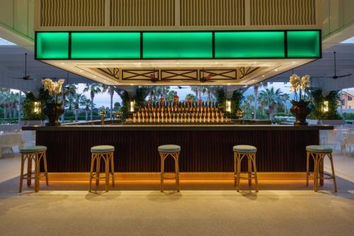 un bar con taburetes y techo verde en Savoy Hotel & Spa - Preferred Hotels & Resorts, en Paestum