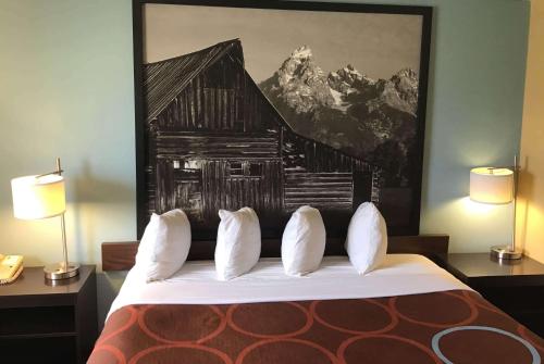 Evansville的住宿－埃文斯維爾速8酒店，一间卧室配有一张带谷仓照片的床