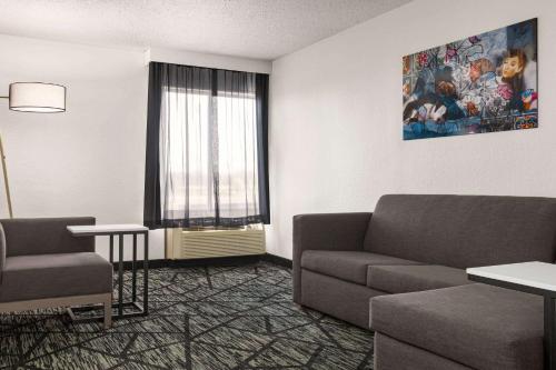 a living room with a couch and a window at La Quinta by Wyndham Cleveland Airport West in North Olmsted