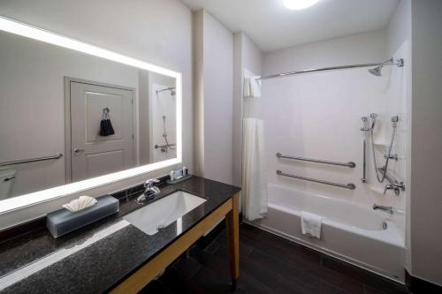 La salle de bains est pourvue d'un lavabo, d'une baignoire et d'un miroir. dans l'établissement La Quinta by Wyndham Wichita Falls - MSU Area, à Wichita Falls