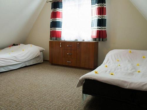 sypialnia z 2 łóżkami pojedynczymi i oknem w obiekcie Słoneczna Kraina 1 w Wołkowyi