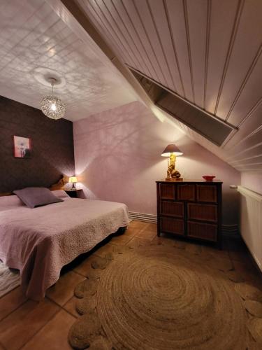 a bedroom with a large bed and a ceiling at Le Domaine des Tuillieres in Masléon