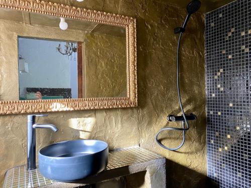 uma casa de banho com um lavatório azul e um espelho. em La Careza De Mijas - Adults Only em Mijas