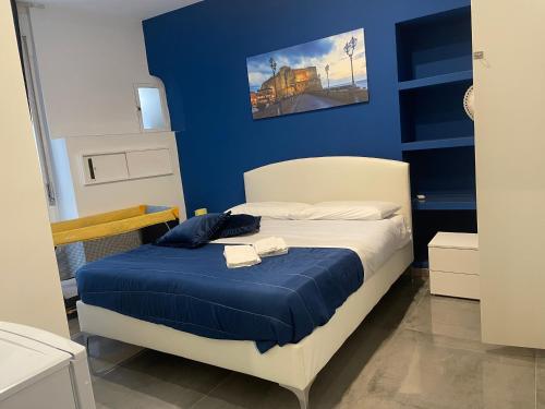 Schlafzimmer mit einem Bett mit blauer Wand in der Unterkunft Giulieda in Wonderland in Neapel
