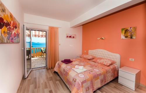 1 dormitorio con 1 cama con pared de color naranja en Apartments Care en Okrug Donji