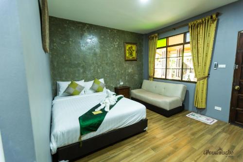 Postel nebo postele na pokoji v ubytování Huen San Fang hotel โรงแรมเฮือนแสนฝาง