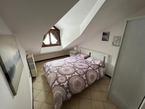 una camera da letto con un grande letto in mansarda di Les Deux Citrons a Limone Piemonte